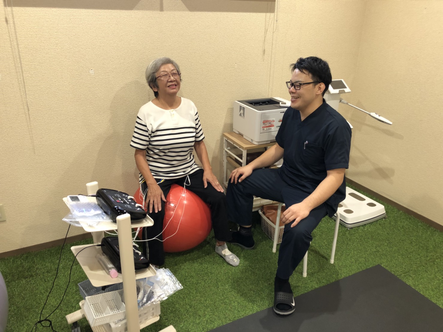 神戸三田やわら整骨院・整体院で高齢者の患者様がJOYトレを使用しながら筋力を強化している様子