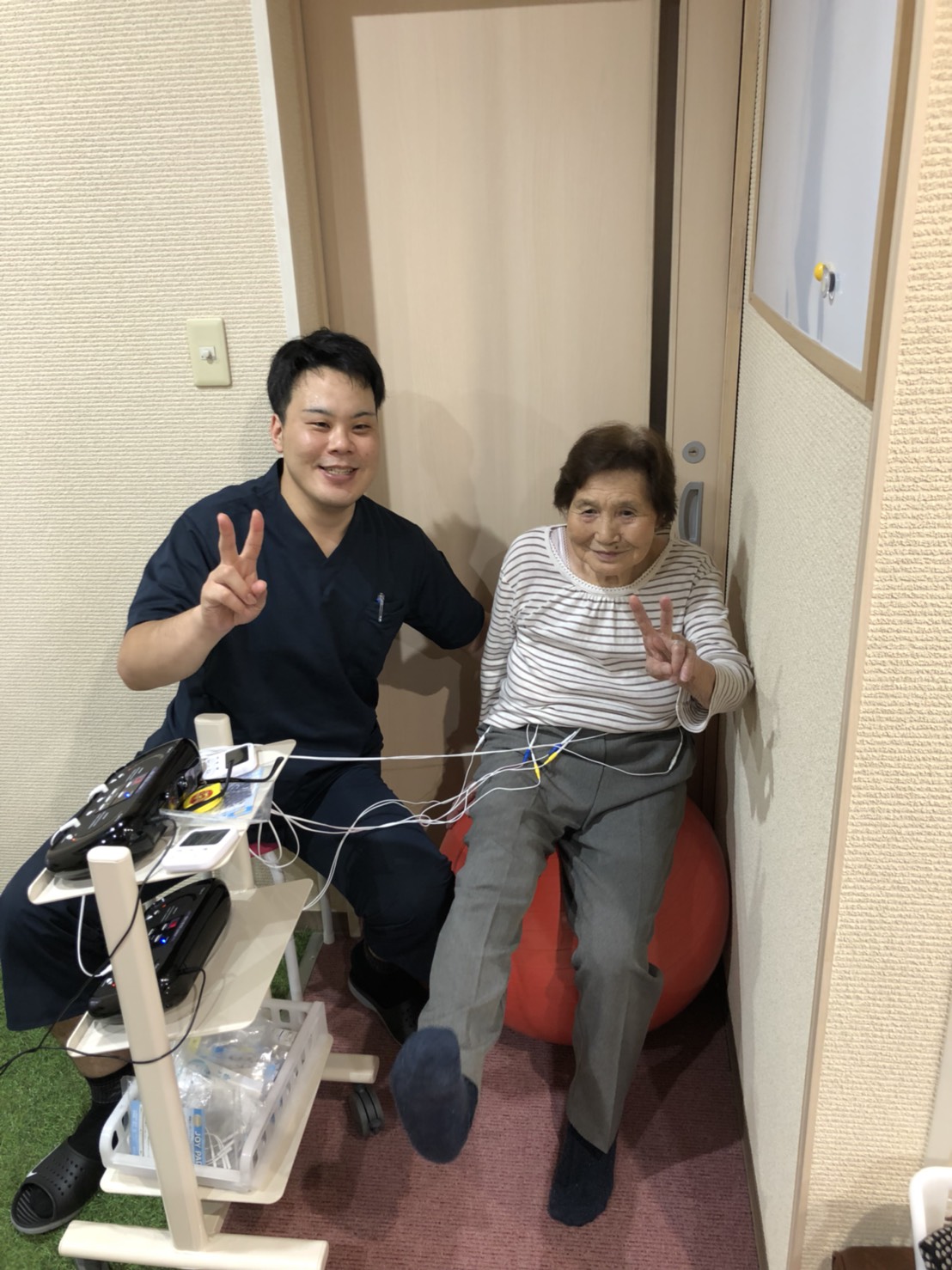 神戸三田やわら整骨院・整体院で高齢者転倒予防プログラムの施術をしている様子