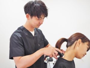 神戸三田やわら整骨院・整体院でストレートネックで首を痛めた患者様をハイボルテージを使用しながら施術している写真