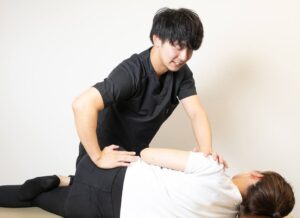 神戸三田やわら整骨院で腰痛の治療風景